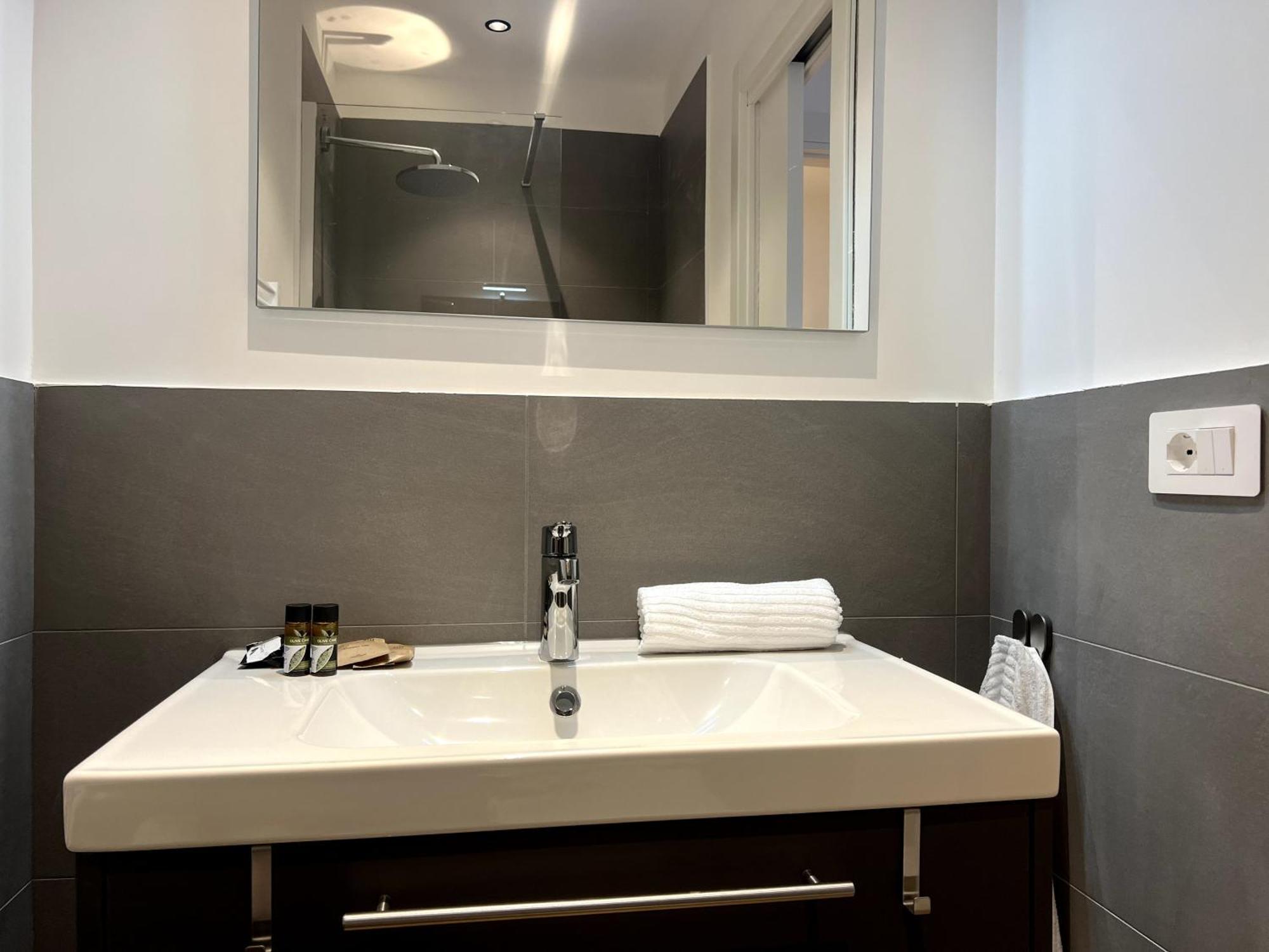 Near Vatican, Irnerio 47 Guest House Rome Ruang foto